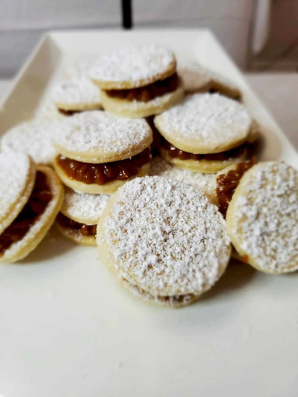 Tray of powdered alfajores ready to serve